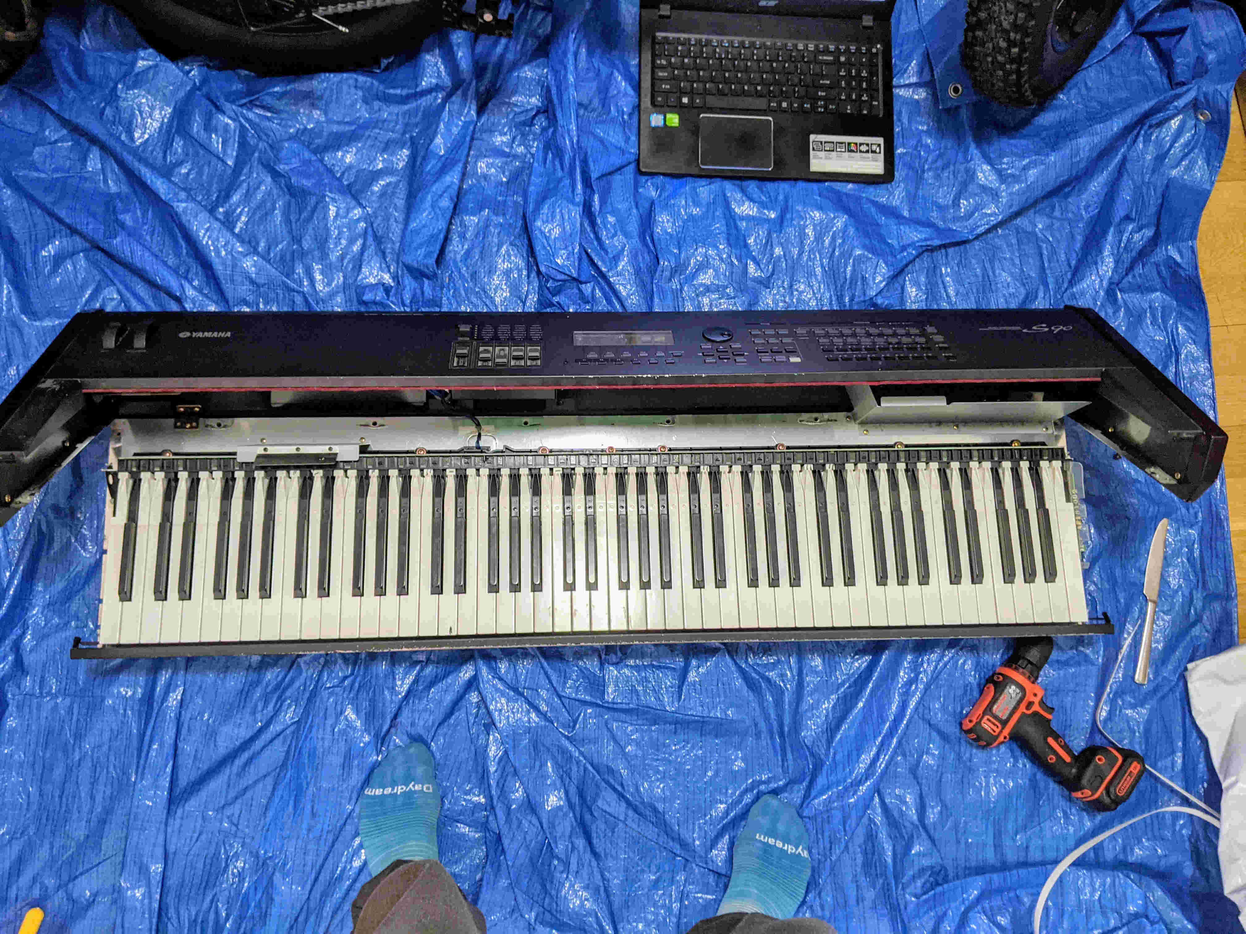Yamaha S90 keyboard opened up